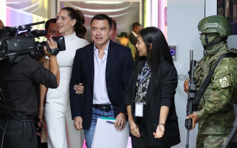 Daniel Noboa ingresó al debate presidencial acompañado de su esposa.