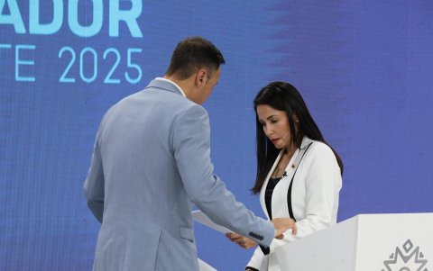 González también aprovechó los cortes para hablar con su equipo de campaña.