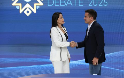 Luisa González y Daniel Noboa, en el debate presidencial del 23 de marzo de 2025.