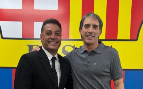 El DT Guillermo Almada (d) se reencontró con Carlos Alfaro Moreno en Guayaquil