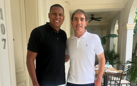 Máximo Banguera (i) se reencontró con Guillermo Almada en su retorno a Guayaquil