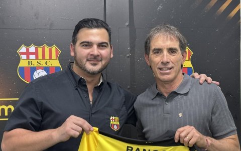 Guillermo Almada recibió la camiseta de los 100 años de Barcelona por parte de Antonio Álvarez