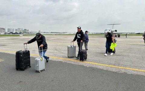 Familiares de Fito arriban a Guayaquil, tras ser expulsados por el gobierno de Argentina.