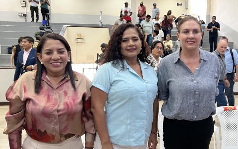 Políticas. Germania Romero (izquierda), Sandra Figueroa (centro) y Nuria Butiñá (derecha) fueron las únicas asambleístas electas por el movimiento Revolución Ciudadana que asistieron al acto.