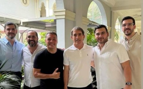 Todos amarillos: Aquiles Álvarez, alcalde de Guayaquil, junto a Javier Salem, Alfaro Moreno, Guillermo Almada, y Antonio y Xavier Álvarez.