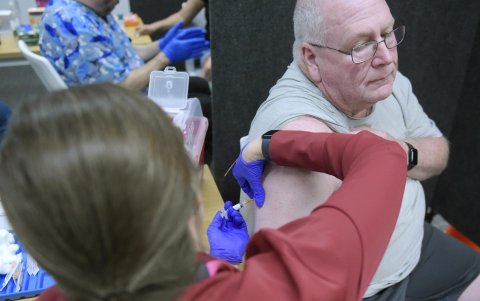 Una persona recibiendo una vacuna Gary Jones recibe una vacuna MMR, que protege contra la enfermedad del sarampión, en Lubbock, Texas, EE. UU., 01 de marzo de 2025.