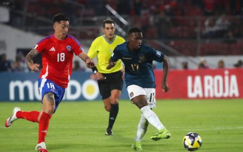 Darwin Guagua (d) jugó de titular contra Chile en las eliminatorias