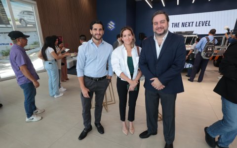 Juan Manuel Puga, María José Larrea y Charles González.