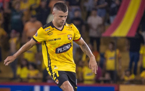 Joaquín Valiente, mediocentro uruguayo de Barcelona SC, destacado por su rendimiento en el campo.