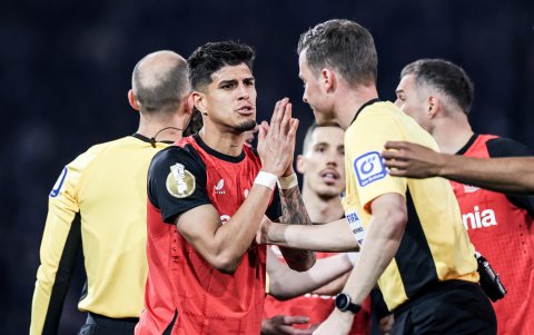 Piero Hincapié (i) es uno de los jugadores claves en la alineación de Bayer Leverkusen