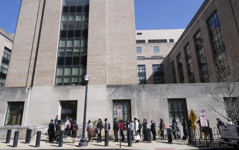 Los trabajadores federales hacen fila para acceder al Edificio Conmemorativo Mary E. Switzer, sede del Departamento de Salud y Servicios Humanos de EE. UU., en Washington)