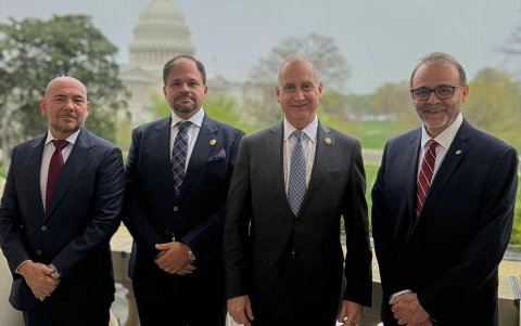 Los ministros (i) se encuentran en Washington, Estados Unidos.