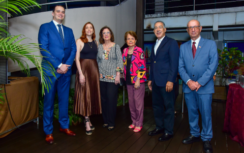 Jesús Hernández, Stefanie Aguilar, Ana María de Ching, Monserrat Chicaiza, José Brito y Carlos Koch.