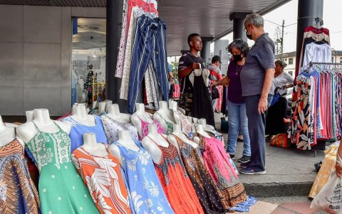 Prendas de vestir. Los pilares de un inmueble son utilizados como tendederos por comerciantes informales apostados en la avenida Rodolfo Baquerizo Nazur.