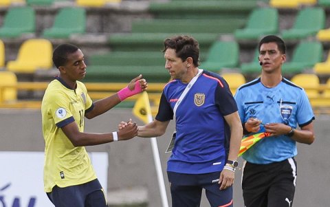 Edwin Quintero (c) es respaldado por el técnico de la Tri Juan Carlos Burbano en el Sudamericano Sub 17