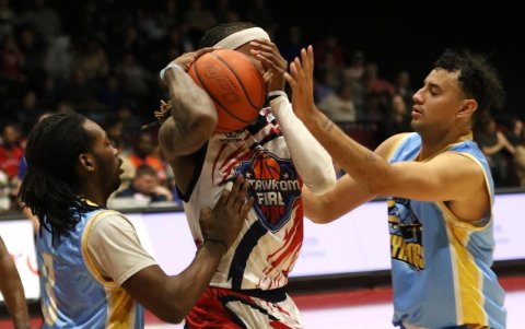 Alexander Guerra con los SkyKings de Oklahoma en el torneo de la The Basketball League..