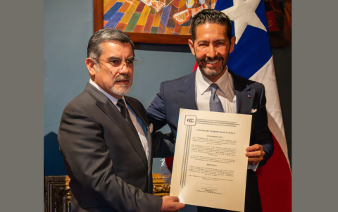 Galo Salamea, presidente de la Cámara de Comercio de Cuenca, entrega un reconocimiento al nuevo cónsul honorario.