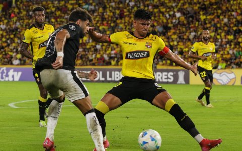 Xavier Arreaga (d) se alista para comandar la zaga torera en su visita al River Plate.