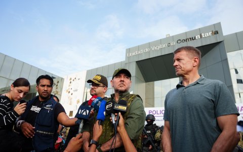 El empresario Erik Prince, junto con los ministros Carlo Loffredo, de Defensa, y John Reimberg, de Interior.
