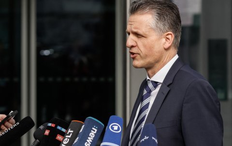 El director parlamentario de la CDU de Alemania, Thorsten Frei, hace una declaración a su llegada a su sede en Berlín el 8 de abril de 2025 para la continuación de las negociaciones de coalición.