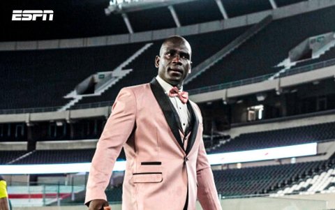 Castillo ha usado atuendos muy coloridos para dirigir la Libertadores 2025.