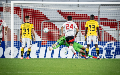 José Contreras atajó el penal a favor de Barcelona en el cotejo ante River Plate en la Copa Libertadores