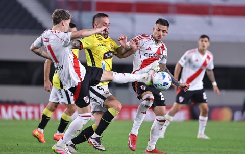 Facundo Colidio  de River disputa el balón con Octavio Rivero  de Barcelona en Copa Libertadores.
