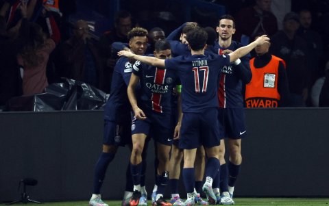 Jugadores de PSG celebran uno de los 3 goles anotados a Aston Villa en Champions League