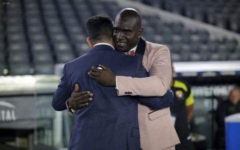 El entrenador Segundo Alejandro Castillo durante el juego de Barcelona ante River Plate.