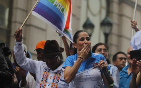 La candidata a la Presidencia de Ecuador Luisa González saluda a sus simpatizantes este jueves, en el cierre de su campaña en Guayaquil (Ecuador).