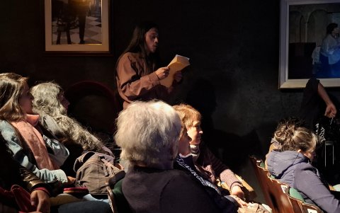 La audiencia participa en el desarrollo de la obra.