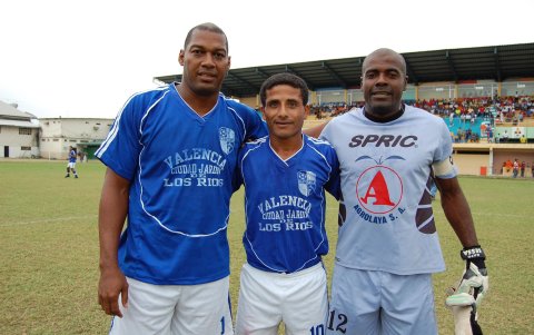 Eduardo Hurtado, Robert Burbano y Erwin Ramírez con la camiseta de San Camilo de Quevedo.