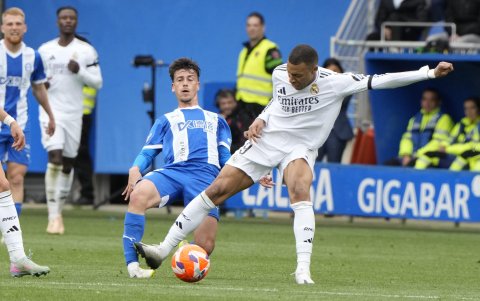 Kylian Mbappé en el momento de la agresión a un jugador de Alavés en el partido contra Real Madrid