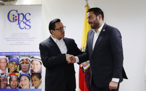 El presidente del Cpccs Andrés Fantoni recibió a David Rosero (izquierda).