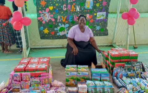 Pamela Panezo organiza a los niños en sus células evangélicas