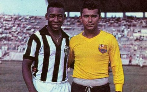 Luciano Macías (d) posa junto al Rey Pelé en agosto de 1962.