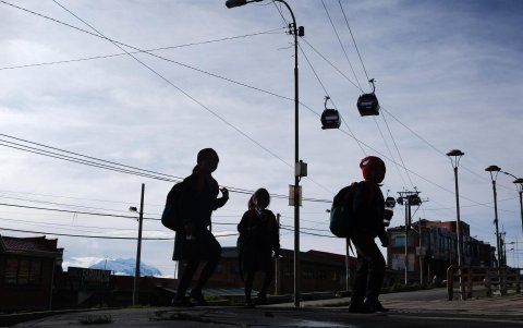 Foto del 4 de abril de 2025 de niños caminando por una calle en El Alto (Bolivia).