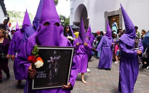 Los cucuruchos destacan por sus túnicas moradas y capirotes puntiagudos.