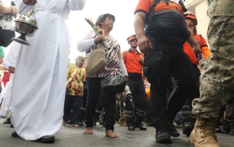 Lucinia Norura, de 65 años, hizo la procesión descalza; su motivo: que Dios provea de salud a sus familiares. Como ella, otros fieles caminaron descalzos por el sur de Guayaquil.