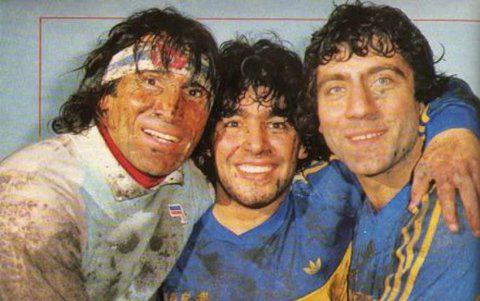 Gatti (i) junto a Diego Armando Maradona.
