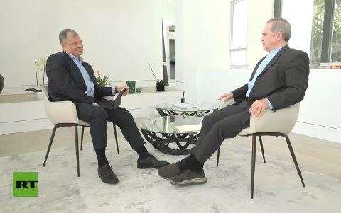 En las últimas semanas de la campaña de segunda vuelta, se publicó una entrevista de Rafael Correa con Ricardo Patiño donde cuestionaban la dolarización.