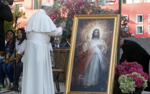 El papa Francisco frente a la imagen de Cristo.