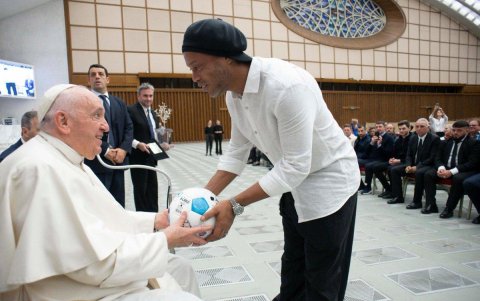 Papa Francisco recibió en el Vaticano a Ronaldinho, exfigura del fútbol mundial