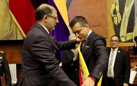 En su primera posesión, Daniel Noboa fue envestido con la banda presidencial por Henry Kronfle, entonces presidente de la Asamblea Nacional.