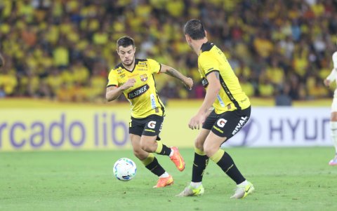 Joaquín Valiente (i) en acción con Octavio Rivero en el partido de Barcelona ante Universitario de deportes en la Copa Libertadores