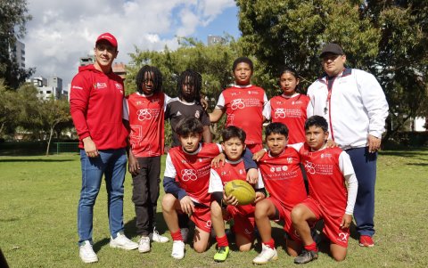 La edad promedio de los chicos es de 12 años. En la foto con su director técnico y dirigente de la fundación a la que representarán.