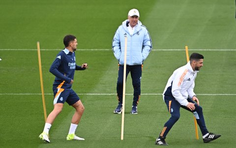 Carlo Ancelotti (c) dirige la práctica de Real Madrid