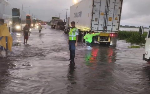 Agentes de tránsito están ubicados en la vía Babahoyo-Jujan para controlar el paso de los vehículos pesados.