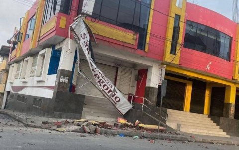 Parte de un inmueble colapsó en Esmeraldas tras el sismo de este viernes 25 de abril.