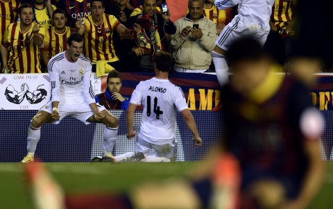 Real Madrid derrotó a Barcelona en la última final de Copa del Rey que ambos disputaron en 2014. Gareth Bale (i) marcó el 2-1 final.